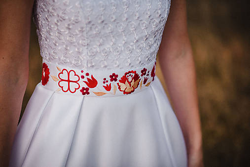 Svadobné šaty s výšivkou