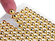 Papier - Samolepiace perly na lepiacom prúžku Ø6 mm, 260 ks, zlaté - 11102727_