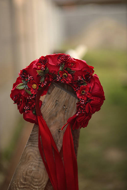 Ľudová kvetinová parta v červenom