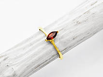 Prstene - 585/1000 zlatý prsteň s prírodným Granátom - 11107826_