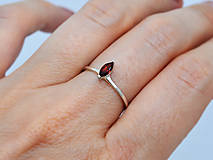 Prstene - 585/1000 zlatý prsteň s prírodným Granátom - 11107831_