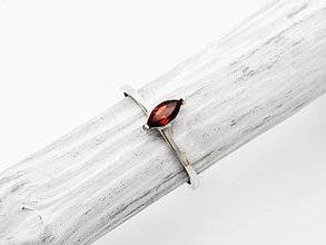 Prstene - CERTIFIKÁT 925/1000 Strieborný prsteň s prírodným Granátom - 11107251_