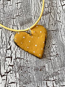 Náhrdelníky - bodkované srdiečko-náhrdelník (žltá s patinou) - 11105867_