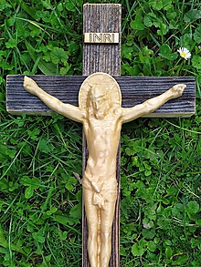 Dekorácie - Drevený krížik s vyrezaným Ježišom - 11115073_