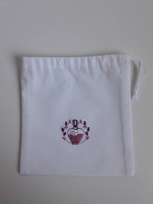 Úžitkový textil - Vrecúško s ružovou výšivkou - 11125069_