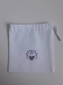 Úžitkový textil - Vrecúško s fialovou výšivkou - 11125090_