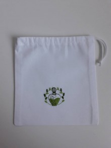 Úžitkový textil - Vrecúško so zelenou výšivkou - 11125102_