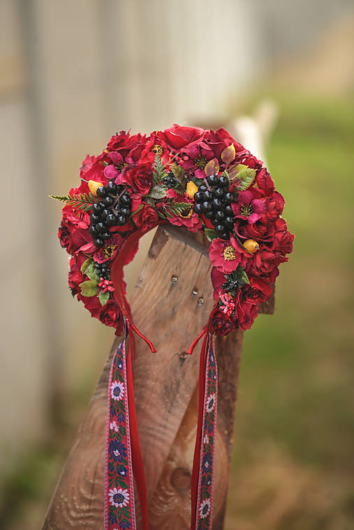 Folklórna svadobná kvetinová parta červená s hroznom