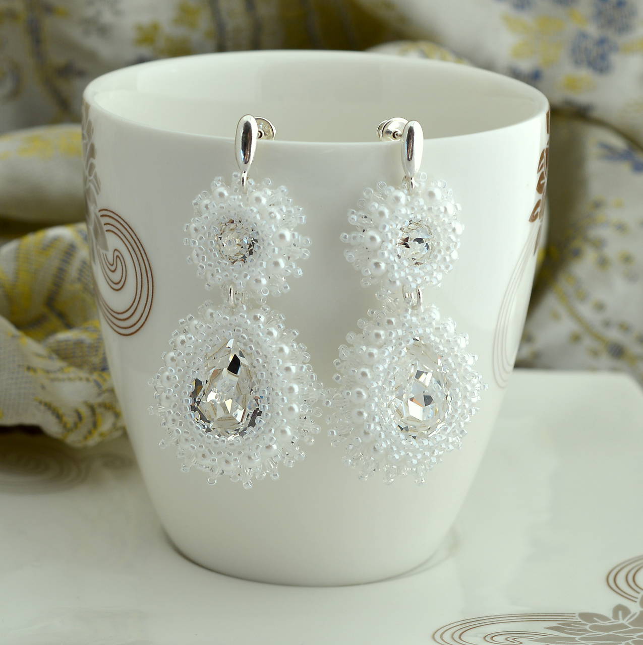 Tradičné svadobné náušnice s perlami a drobnými krištáľmi (Ag925) (Biele)