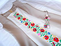 Šaty - Ručne vyšívané puzdrové šaty a motýlik - 11123387_