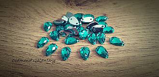 Galantéria - Ozdobné kamienky našívacie - Balenia (Ozdobné kamienky našívacie 8 x 10 mm - Smaragdovo zelené - 30 kusov) - 11129934_