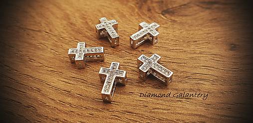 Korálky - Kovová korálka Krížik so štrasom 10 mm - 11126709_