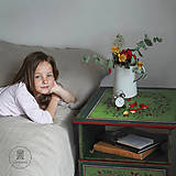 Nábytok - Ručne maľovaný stolík so šípkami - 11130146_