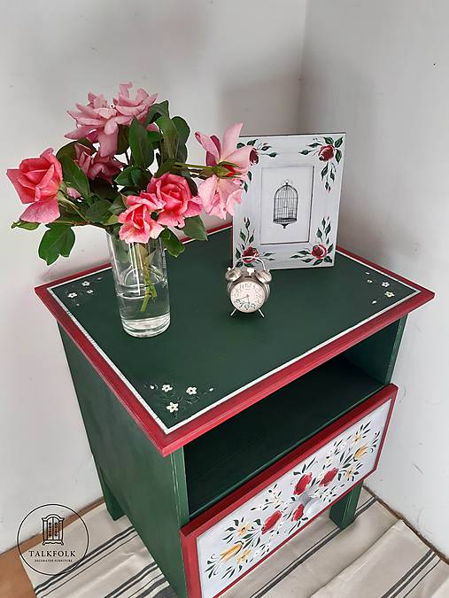 Ručne maľovaný stolík s rúžami