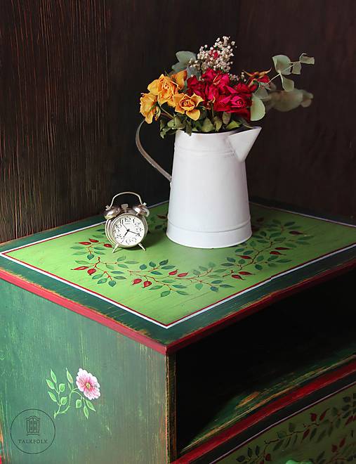 Ručne maľovaný stolík so šípkami