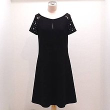 Šaty - Čierne hodvábne šaty s čipkovými rukávikmi - 11131972_
