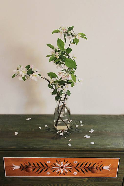 Ručne maľovaná komoda "Tradičná" (rôzne veľkosti) (V: cca 82cm šŠ: 79cm H: 39cm, okruhle nôžky)