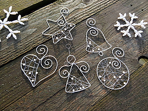Dekorácie - strieborné Vianoce z drôtu s bielymi perličkami... sada (1 kus ...podľa želania) - 11137924_