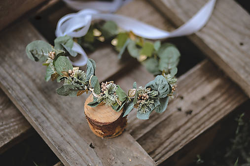 Venček z eukalyptu a so zlatými lístkami a bobuľkami