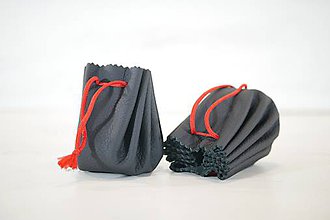 Peňaženky - Kožený mešec - malý - čierny s červenou šnúrkou - 11150486_