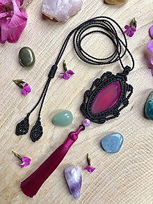 Náhrdelníky - Čierno ružový makramé náhrdelník s achátom a strapcom - 11151877_