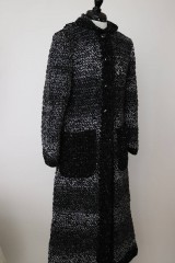 Dlhý háčkovaný kabátik čierno - bielo - šedý MAXI