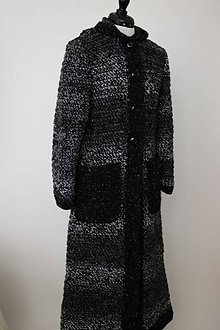 Svetre a kardigány - Dlhý háčkovaný kabátik čierno - bielo - šedý MAXI - 11152916_