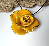 Náhrdelníky - Keramický šperk - Žltá ruža - 11154581_