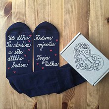 Ponožky, pančuchy, obuv - Maľované ponožky k výročiu SVADBY (Tmavomodré ponožky s bielym nápisom ".../ Krásne výročie...") - 11154429_