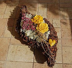 Dekorácie - Dušičková dekorácia s kvetinkami z včelieho vosku - Slza - 11158007_