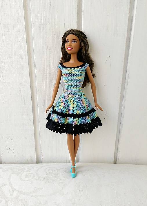  - Pestrofarebné háčkované šaty pre Barbie - 11164577_