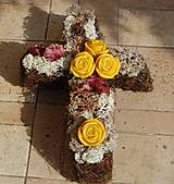 Dušičková dekorácia s kvetinkami z včelieho vosku - kríž