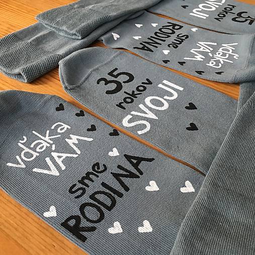 Maľované ponožky k výročiu svadby ako darček od deti (sivé)