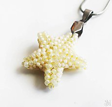 Náhrdelníky - Béžový prívesok - hviezdica šitá z korálok (chirurgická oceľ) - 11184617_