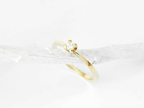 585/1000  zlatý zásnubný prsteň s diamantom 3 mm, E/SI1