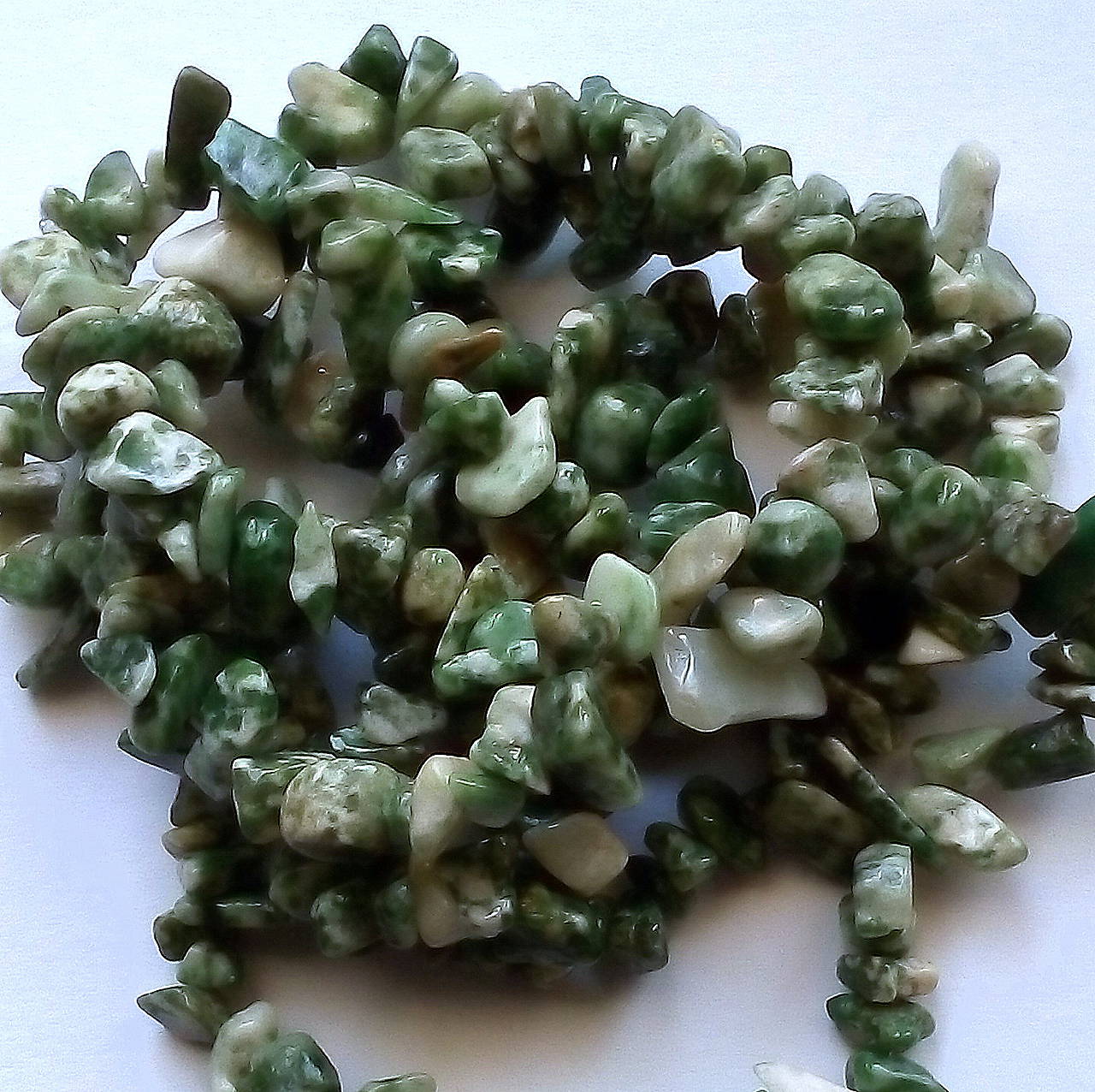 Minerály-zlomky-návlek (Čínsky jadeit-cca 85cm)