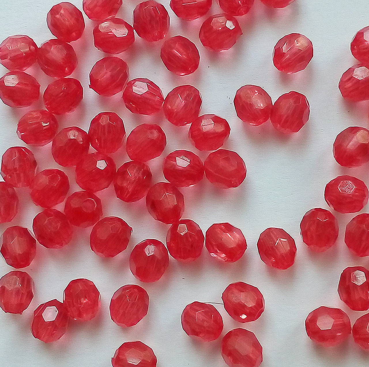 Korálky-plast fazet 6mm-50ks (červená)
