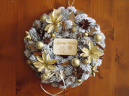 Dekorácie - Zasnežený zlato biely veniec s tabuľkou - 11207412_