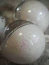 Dekorácie - BIELE vianočné gule s 3D fotkou (vzor na bokoch) - 11210531_