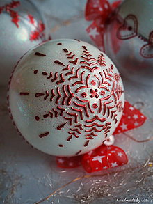 Dekorácie - BIELO ČERVENÉ vianočné gule s 3D fotkou (vzor na bokoch a na zadnej strane) - 11210375_