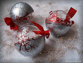 Dekorácie - STRIEBORNO ČERVENÉ vianočné gule s 3D fotkou (vzor na bokoch) - 11210380_