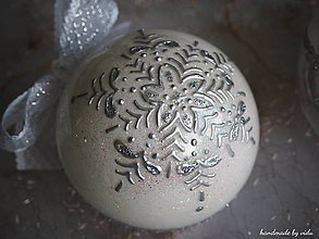 Dekorácie - BIELO STRIEBORNÉ vianočné gule s 3D fotkou (vzor na bokoch a na zadnej strane) - 11210431_