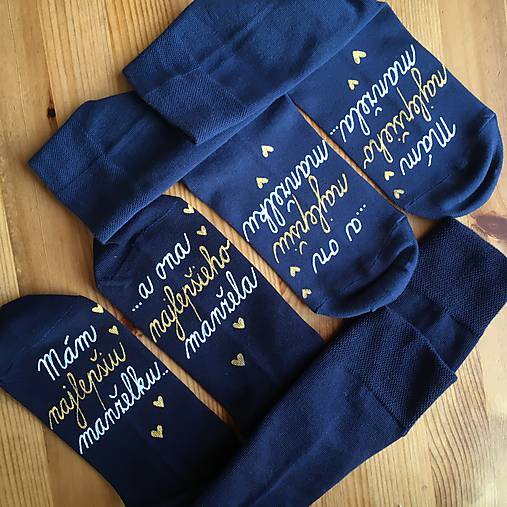 Set maľovaných ponožiek s nápisom: "Mám najlepšiu manželku/...a ona najlepšieho manžela" a naopak (Modré (už len v tom tmavomodrom odtieni))