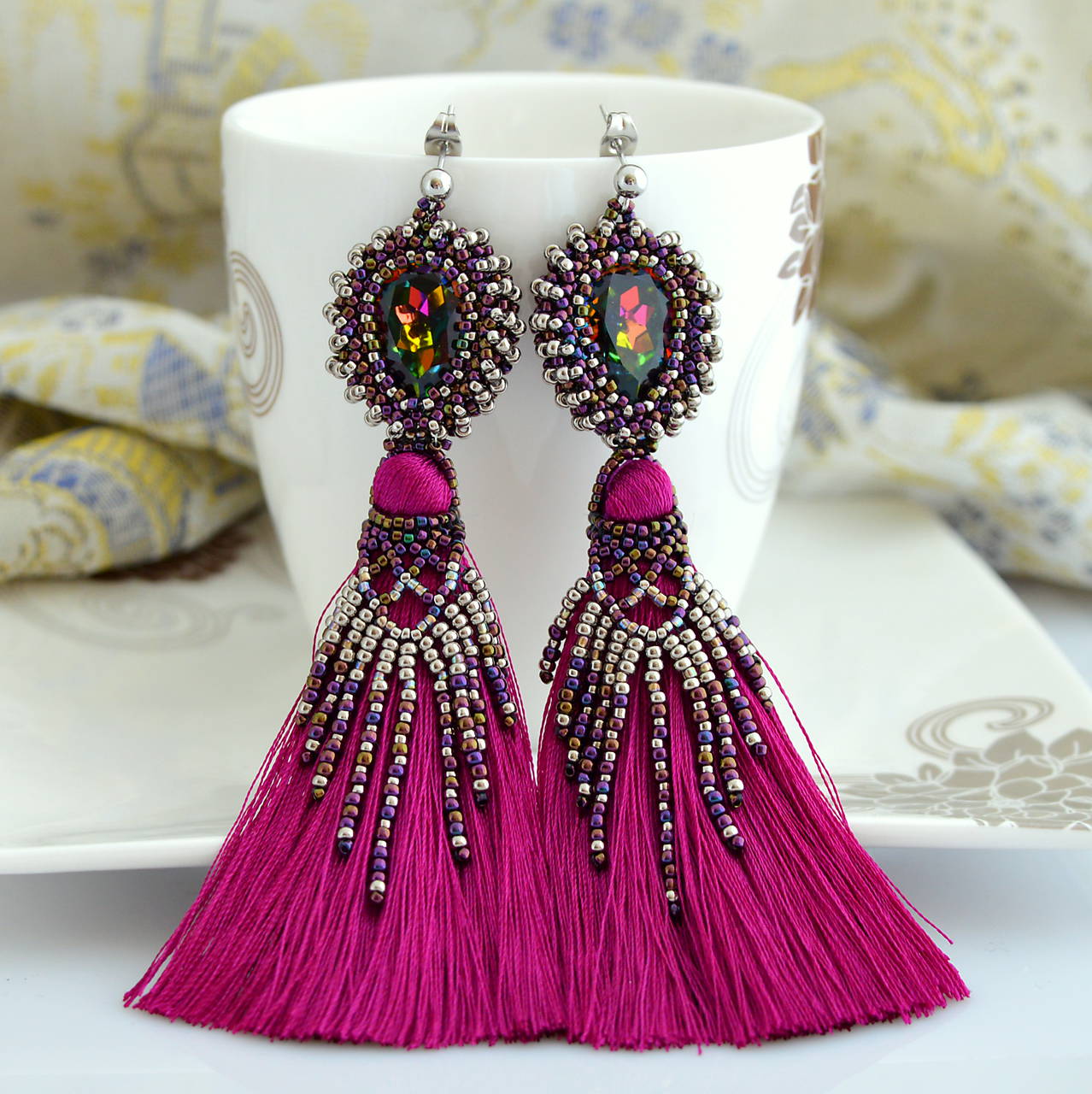 Originálne náušnice s cyklámenovými strapcami (chirurgická oceľ)