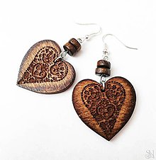 Náušnice - Tmavé folklórne srdcové náušnice vypaľované do dreva - 11226035_