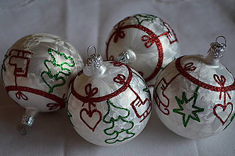 Dekorácie - Biele mrazové guličky s vianočnými motívmi - 11225752_