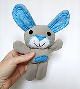 Hračky - Maňuška zajačik (Rodinka Sivých od Tyrkysového kríčka) - 11229788_