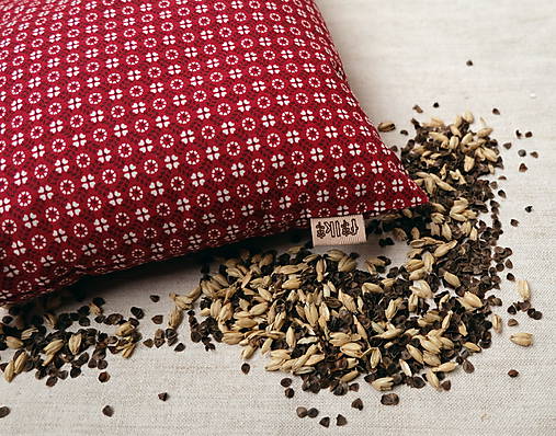 Úžitkový textil - FILKI funkčný šupkový vankúš na spanie 50 cm  (červený vzorček  šírka 20 cm) - 11236177_