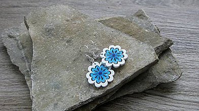 Náušnice - Drevené maľované náušnice malé kvety (bielo modré kvety, č. 2970) - 11244726_
