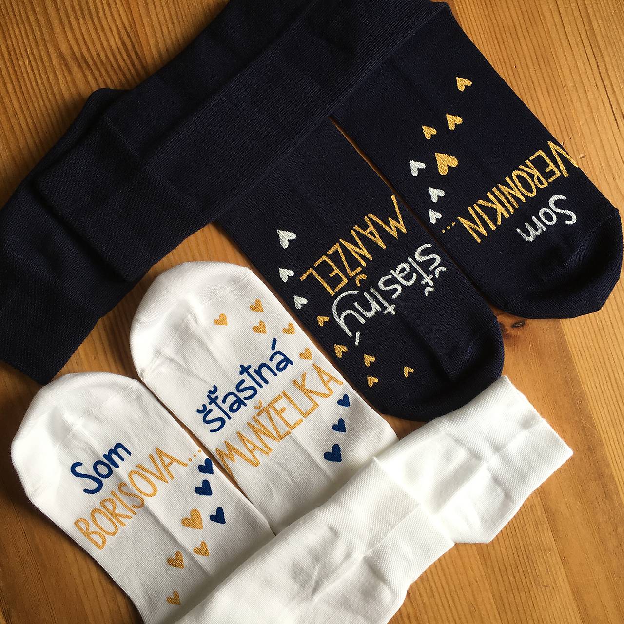 Darčeková sada maľovaných ponožiek s nápismi: "Som ... / šťastný manžel/manželka" (biele + tmavomodré)